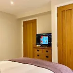 Beautiful 2 Bedroom, 2 Bathroom Flat With Parking.