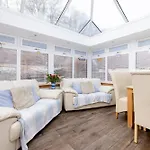 Joivy Beautiful House With Garden & Parking