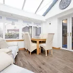 Joivy Beautiful House With Garden & Parking