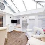 Joivy Beautiful House With Garden & Parking