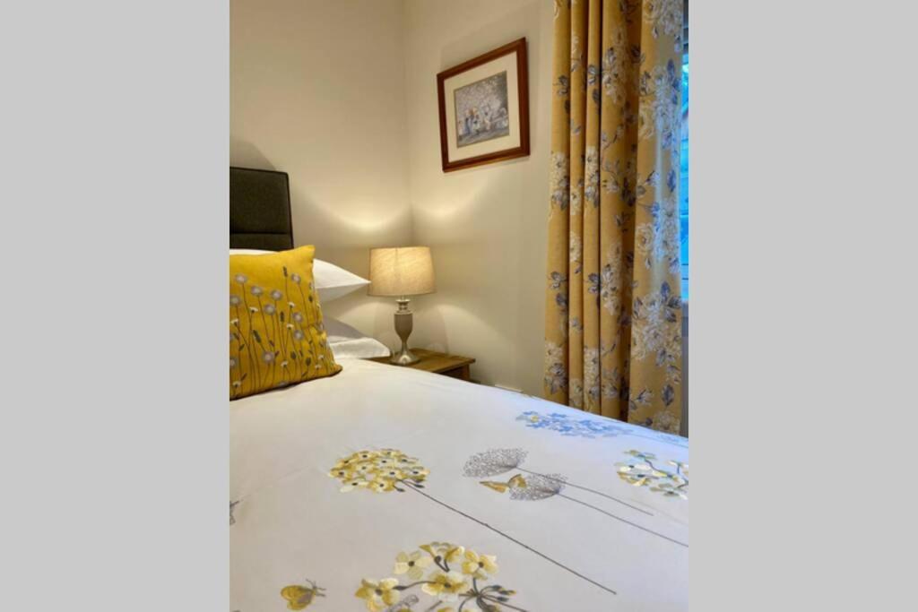Beautiful 2 Bedroom, 2 Bathroom Flat With Parking. Apartment