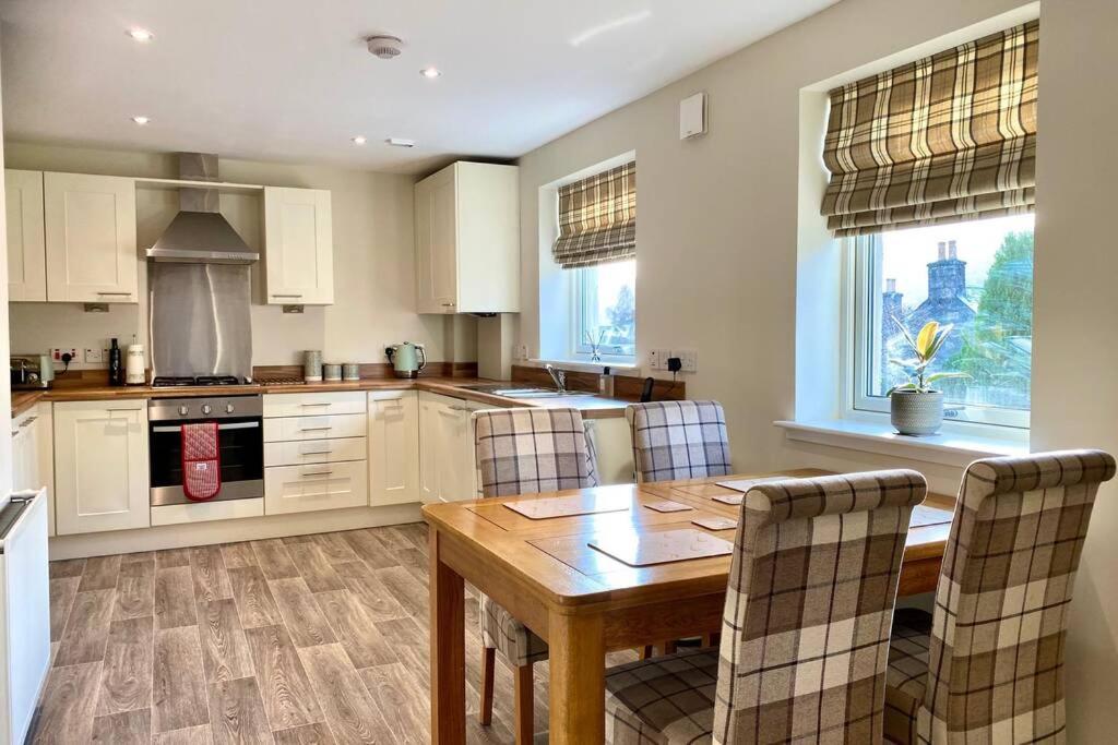 Apartment Beautiful 2 Bedroom, 2 Bathroom Flat With Parking. *