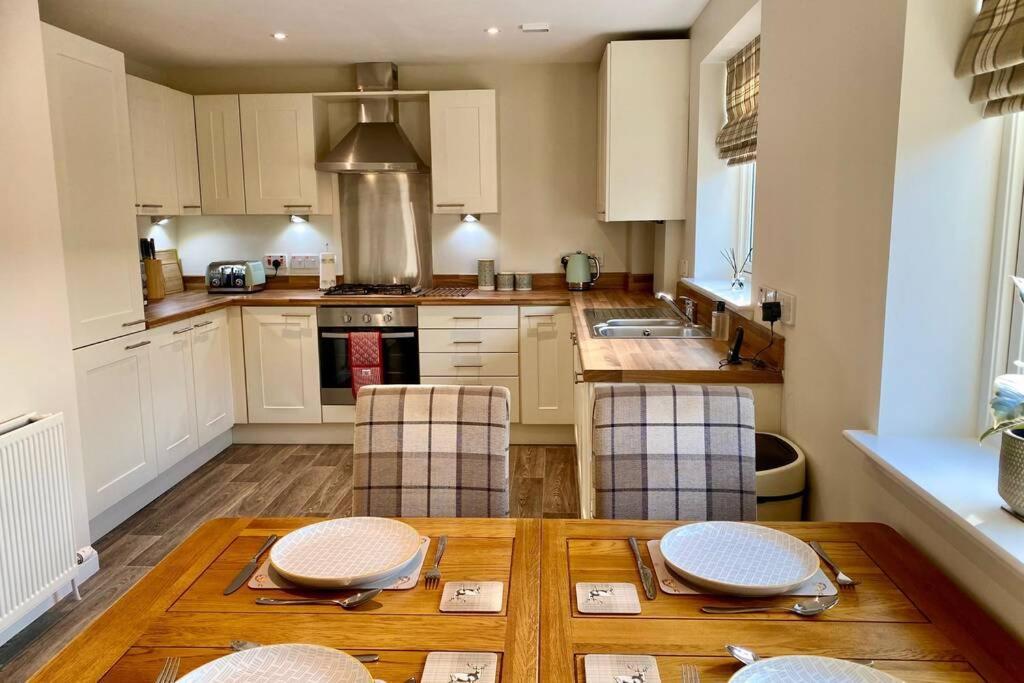 Beautiful 2 Bedroom, 2 Bathroom Flat With Parking. Apartment