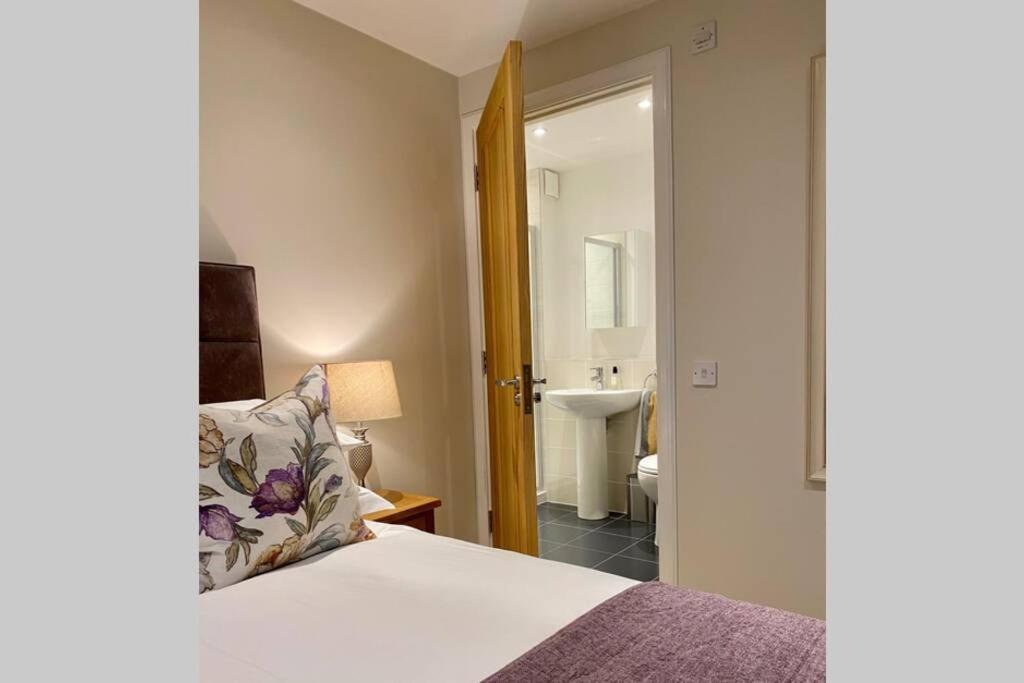 Beautiful 2 Bedroom, 2 Bathroom Flat With Parking. *
