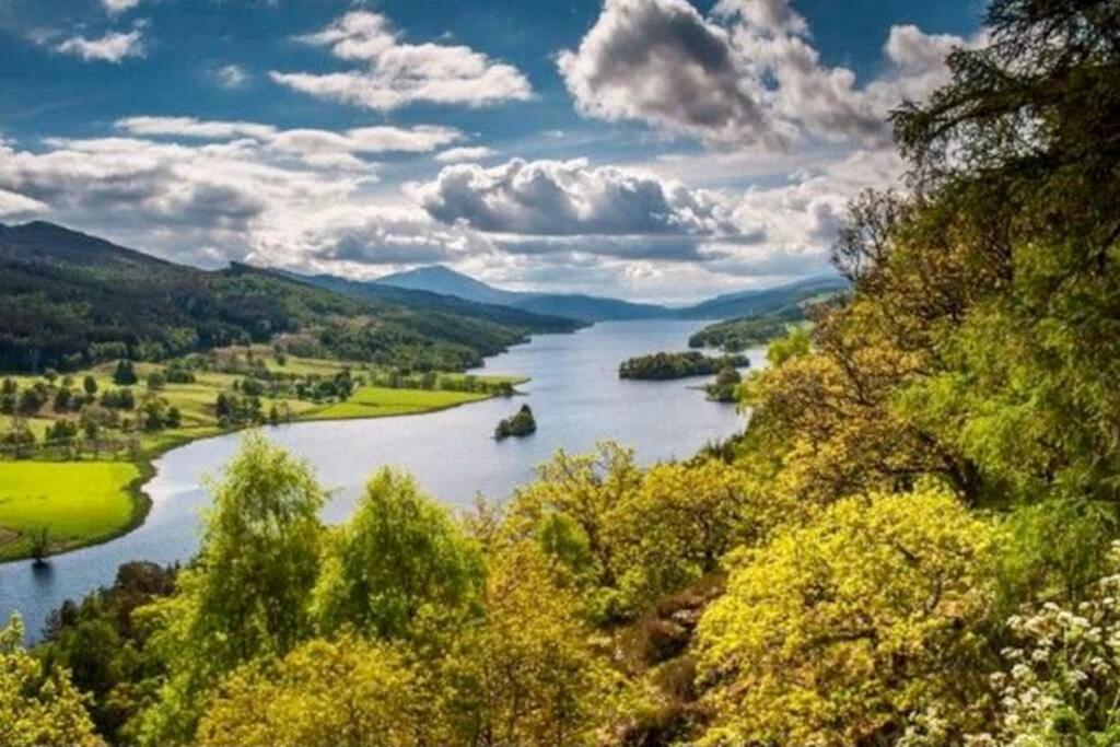 Beautiful 2 Bedroom, 2 Bathroom Flat With Parking. Pitlochry