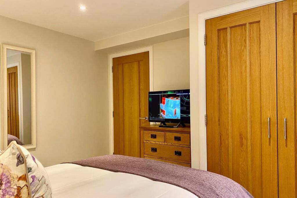 Beautiful 2 Bedroom, 2 Bathroom Flat With Parking.