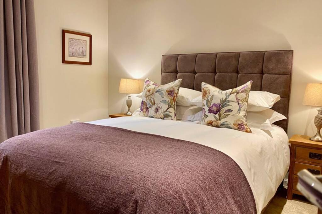 Beautiful 2 Bedroom, 2 Bathroom Flat With Parking. Apartment