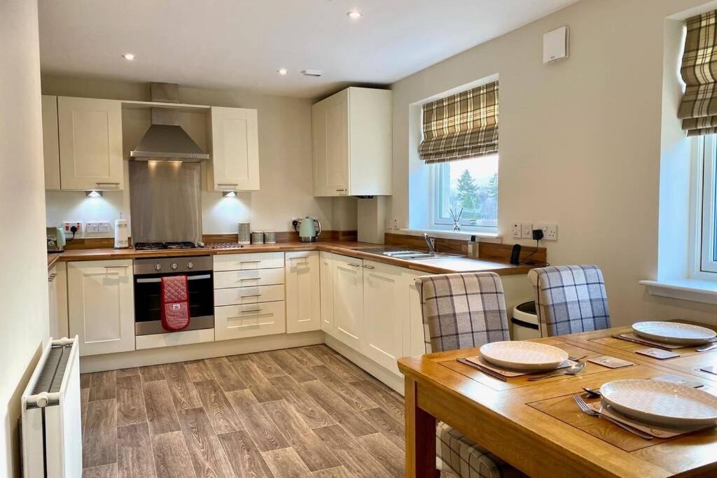 Beautiful 2 Bedroom, 2 Bathroom Flat With Parking. *