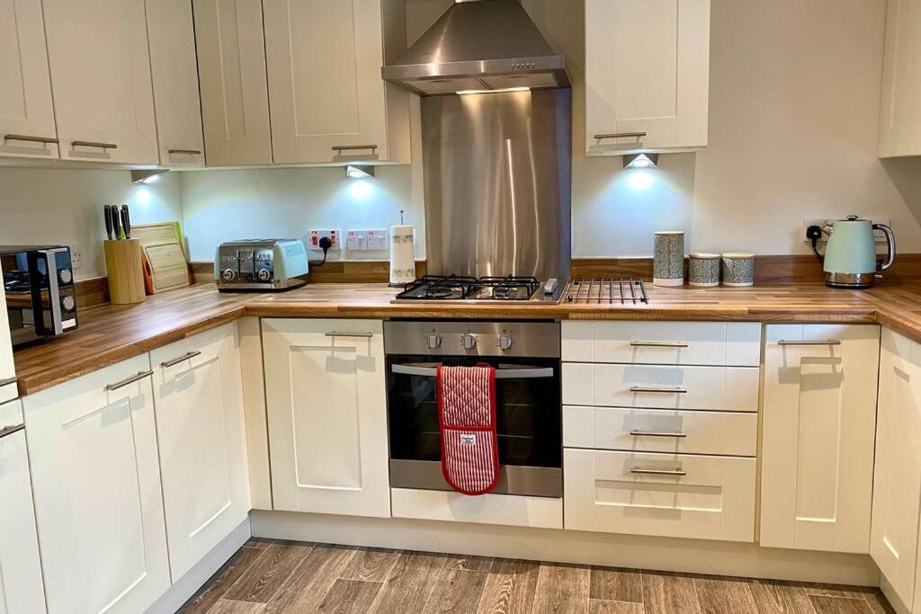 Beautiful 2 Bedroom, 2 Bathroom Flat With Parking. Apartment Pitlochry