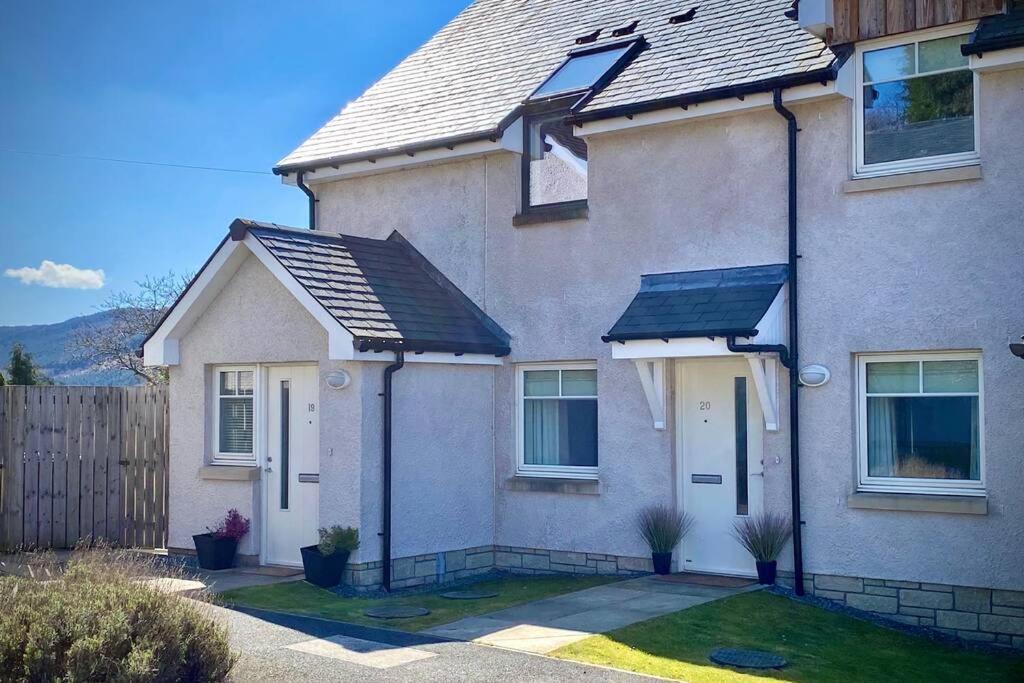 Beautiful 2 Bedroom, 2 Bathroom Flat With Parking. Apartment *