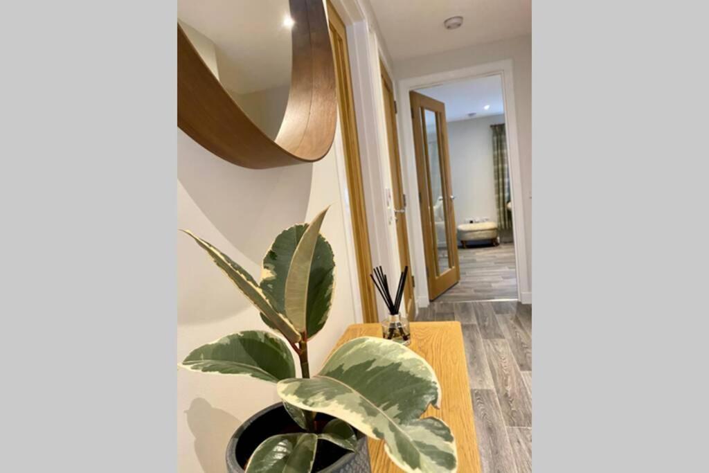 Beautiful 2 Bedroom, 2 Bathroom Flat With Parking.