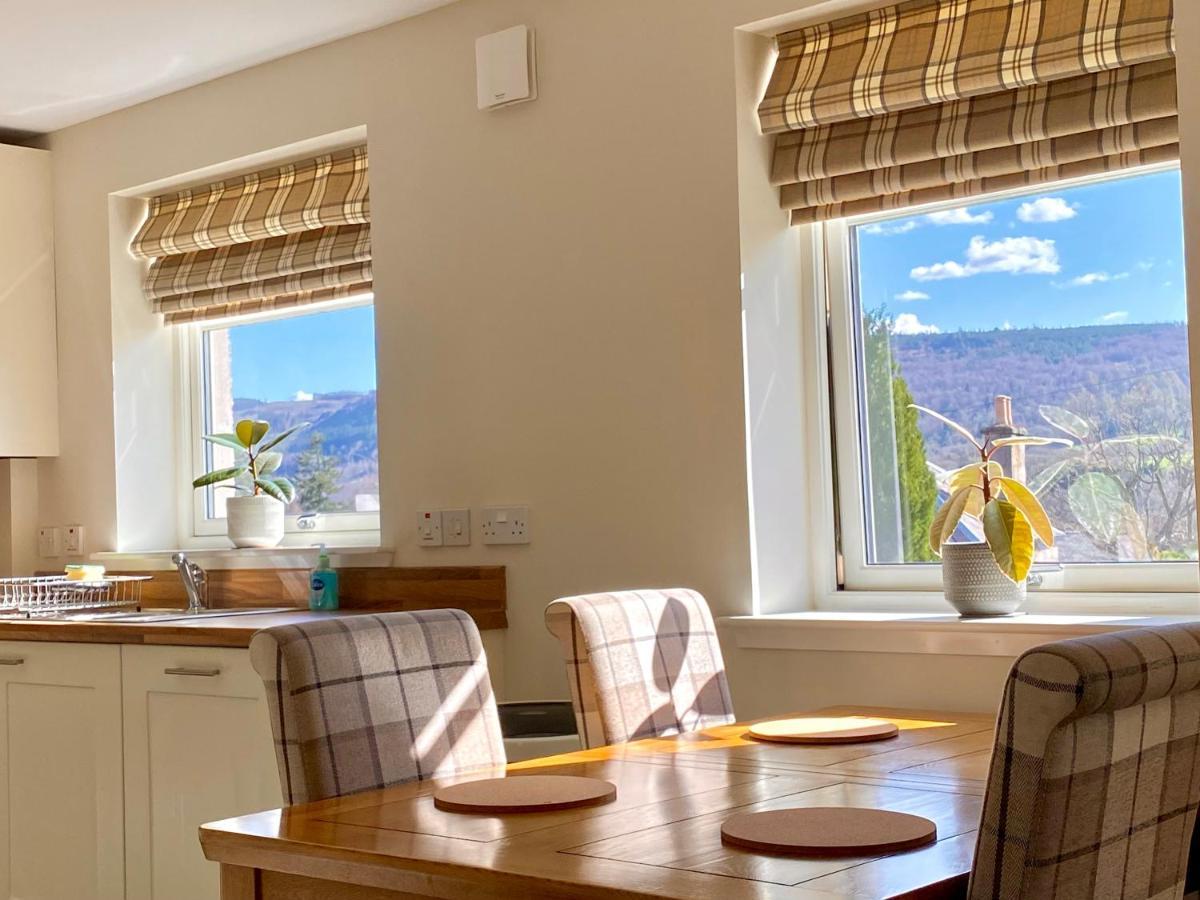 Beautiful 2 Bedroom, 2 Bathroom Flat With Parking. Apartment