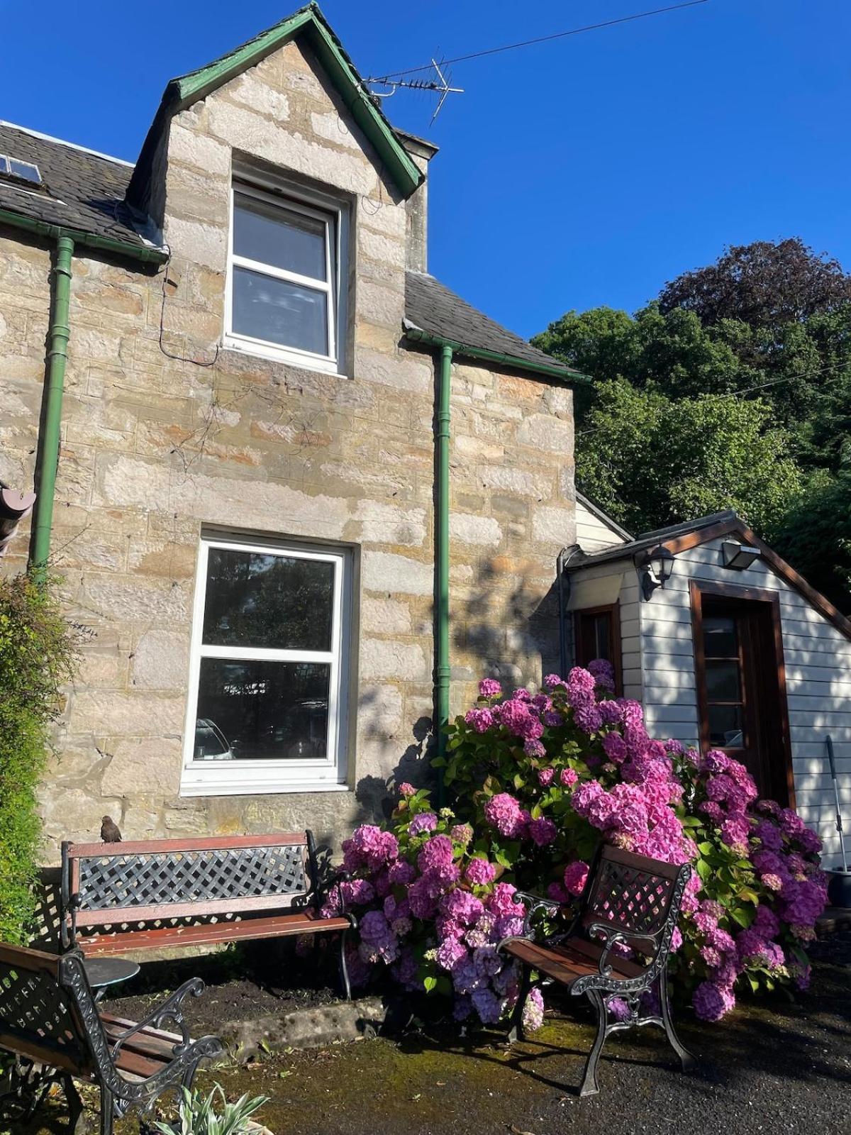 Cosy Romantic Cottage, Holiday home *