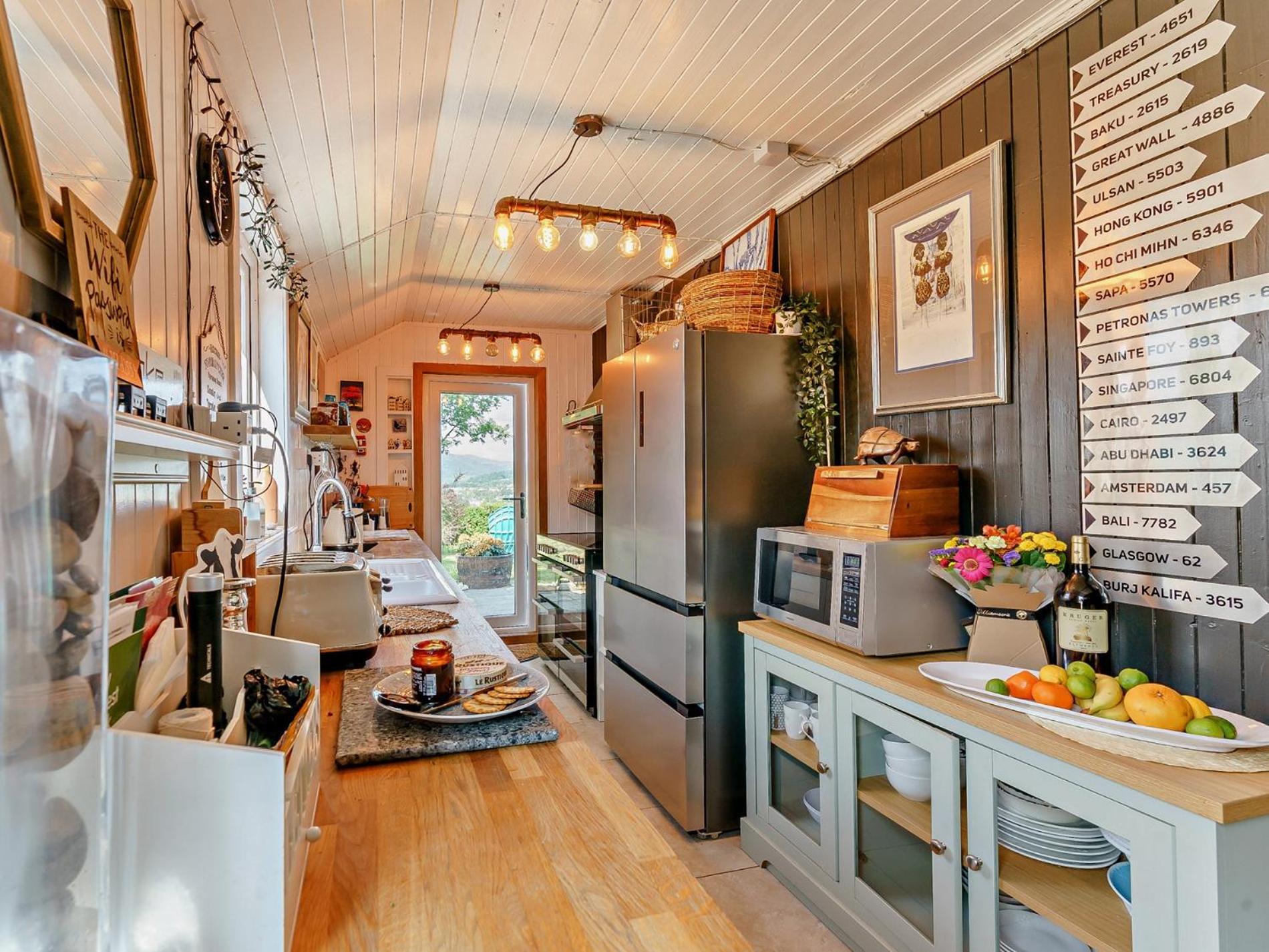 3 Bed In 59677