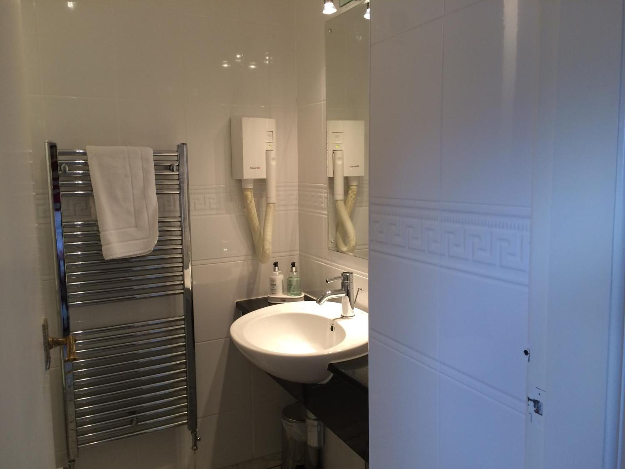 Bed & Breakfast Craigroyston House 4*