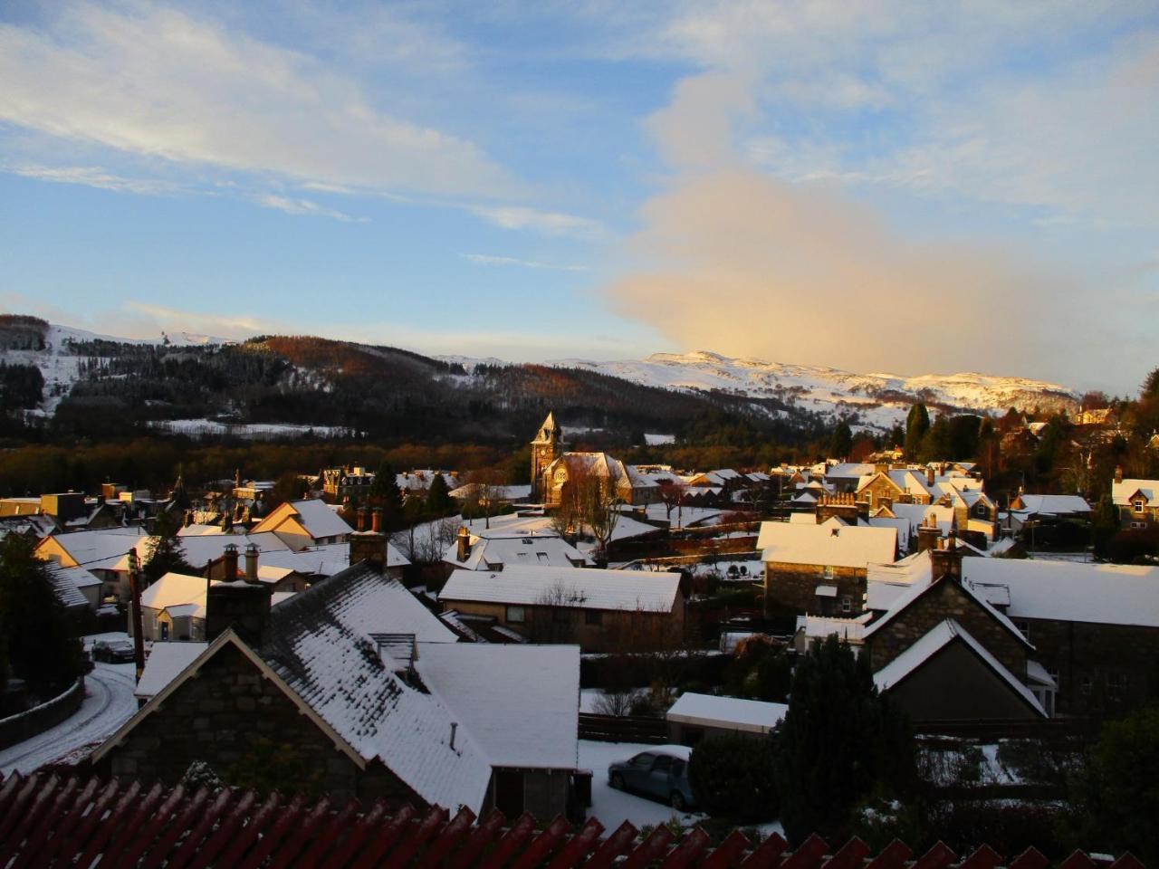 Youth Hostel *
