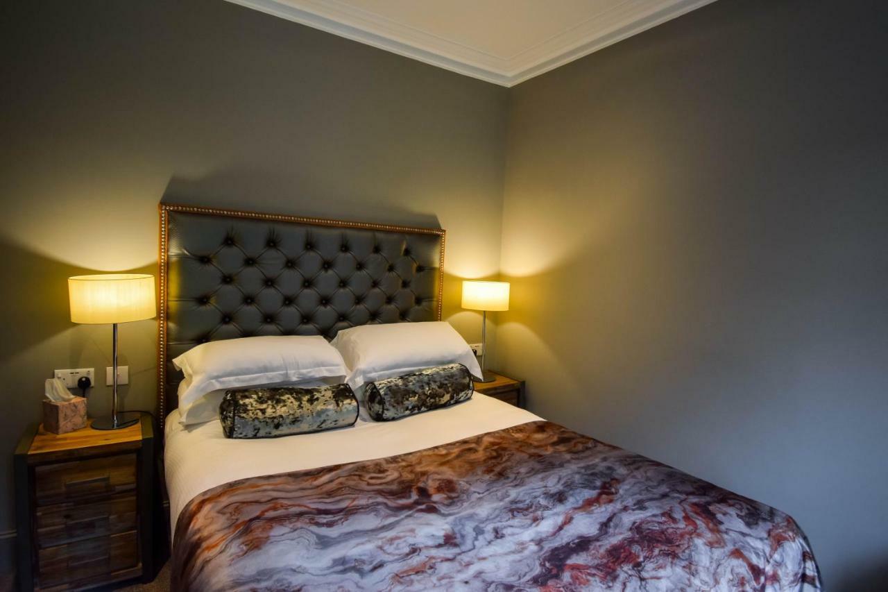 Country house Craigmhor Lodge & Courtyard *
